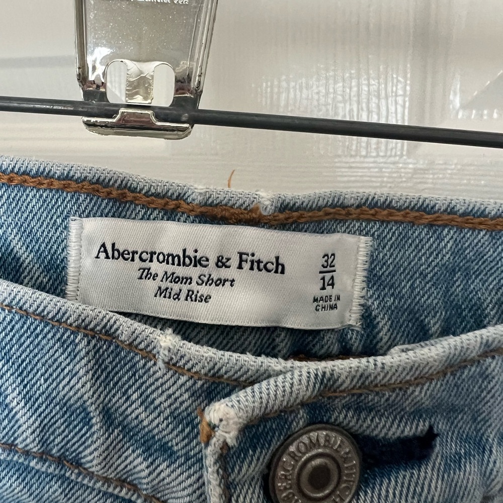Abercrombie & Fitch Mom Light Blue Jean Shorts, size 14, new - Picture 3 of 6